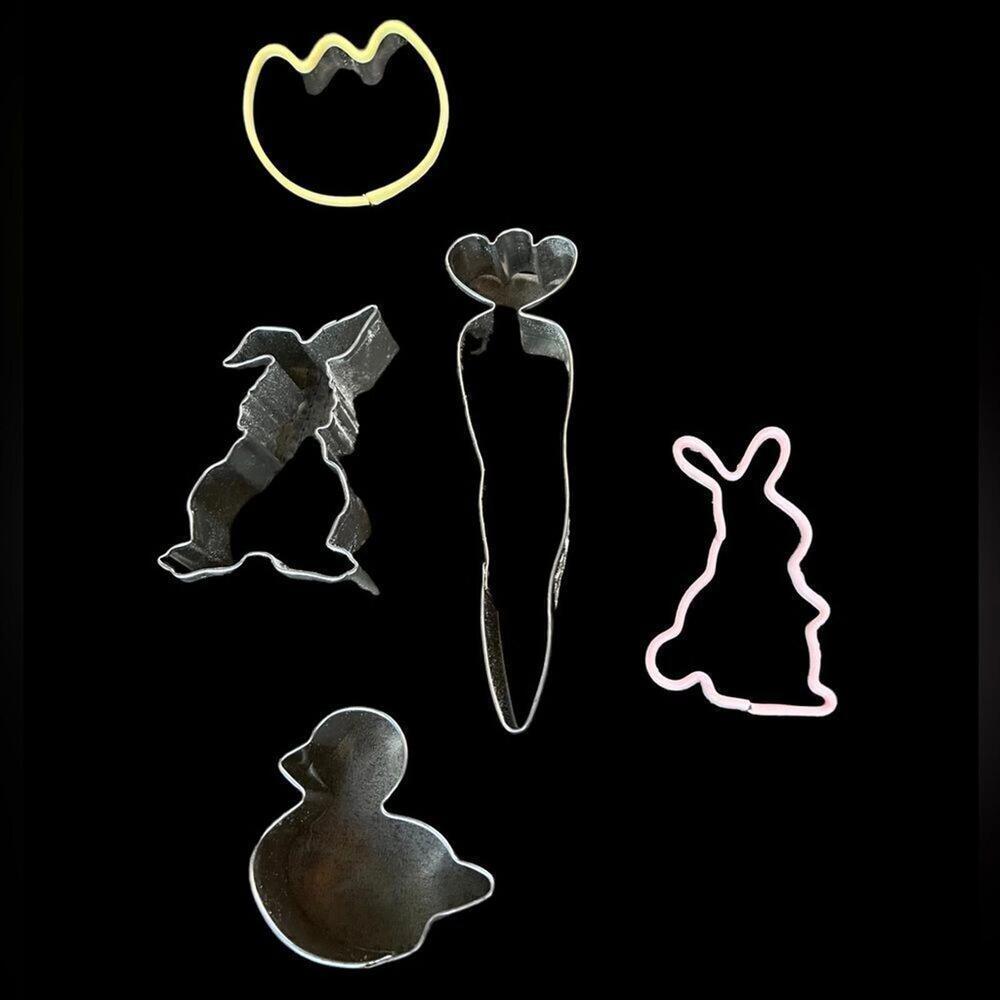 Set of 19 metal/aluminum cookie cutters‎ various shapes animals hearts vehicles